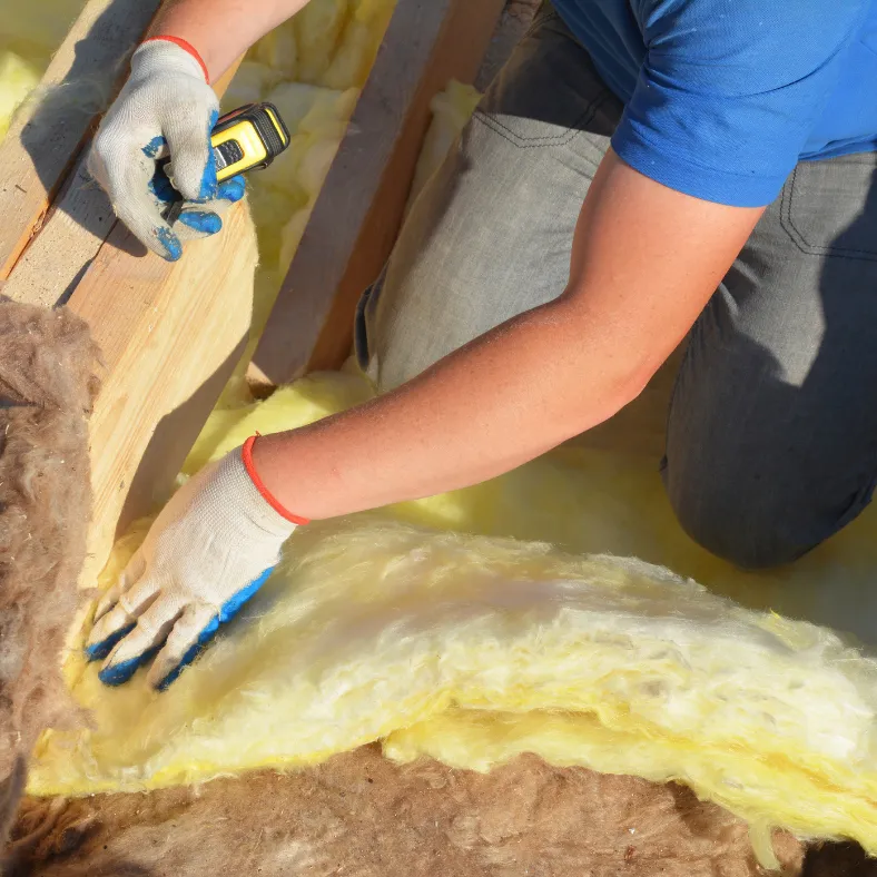 Installation d'isolant dans des combles